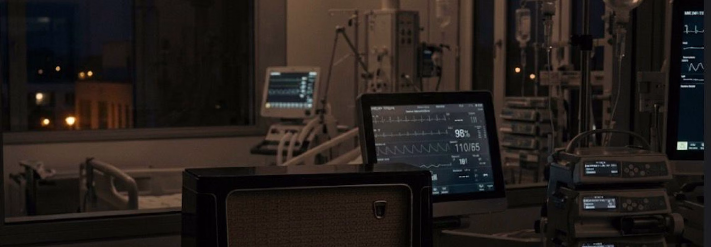 Vintage-Radio in einem modernen Krankenhauszimmer. Das Bild symbolisiert die verbindende Kraft von Musik und Radio – auch in ruhigen oder schwierigen Momenten des Lebens.