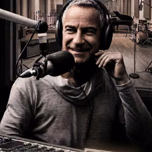 MaiP Jorgenson sitzt mit Kopfhörern vor einem Studiomikrofon und lächelt während einer Radiosendung. Das Cover des Songs „Nachtradio nur für dich“ verbindet Musik, Radio und persönliche Geschichten in nächtlicher Atmosphäre.
